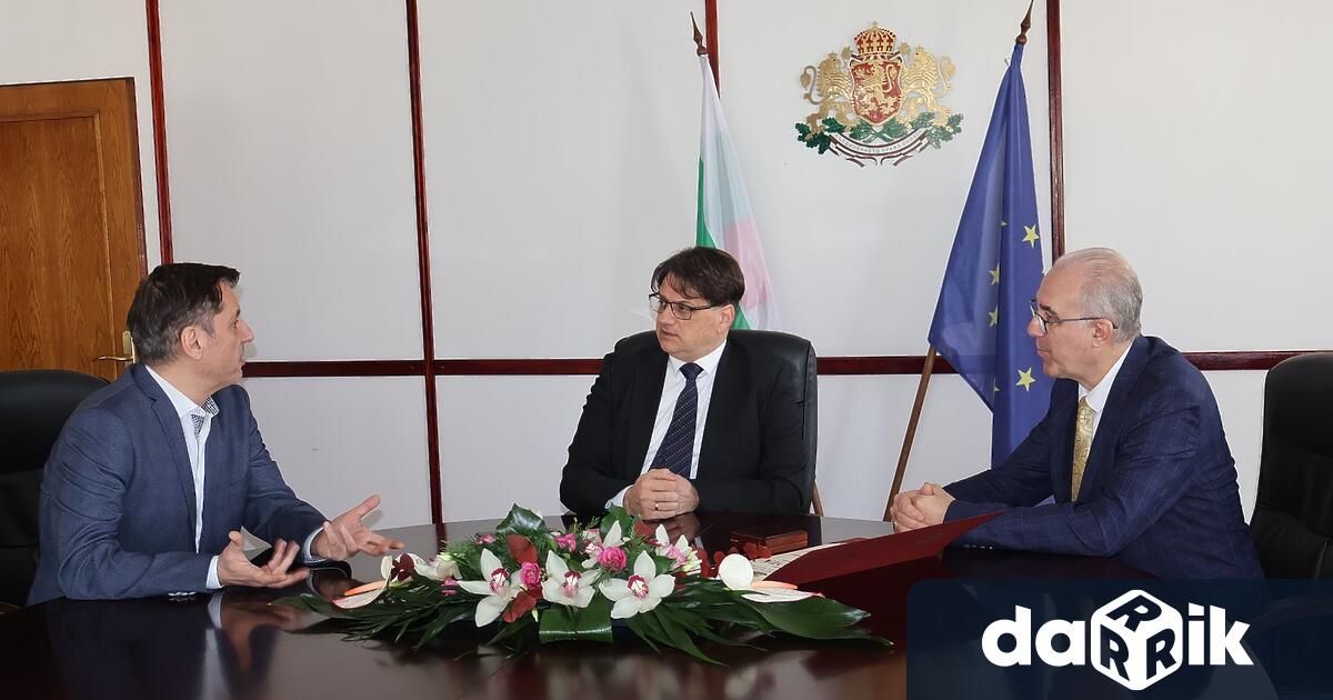 На 13 ти ноември министърът на културата Мариан Бачев връчина кратка