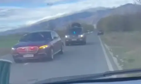 Стана ясно кой е бил в колите на НСО, каращи в насрещото с бясна скорост (ВИДЕО)