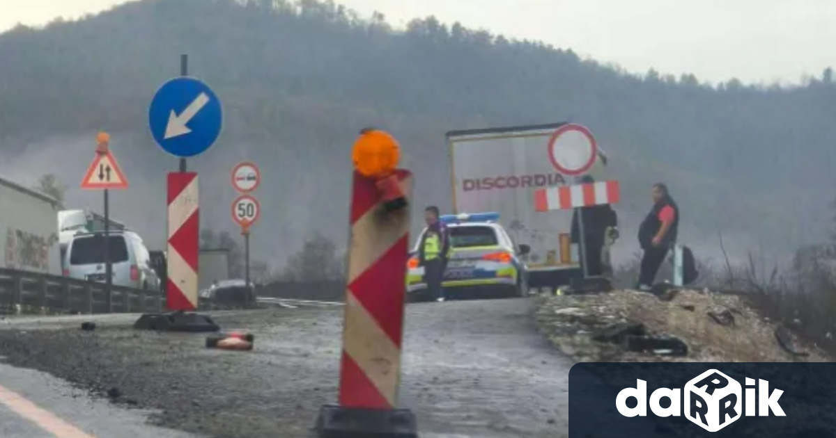 Камион се е забил в камара пръст а Пътна полиция