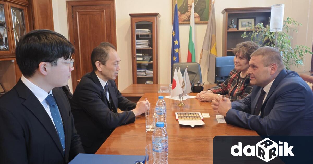 Кметът д р Валентин Христов посрещнав Плевен г н Хидеаки Мачида