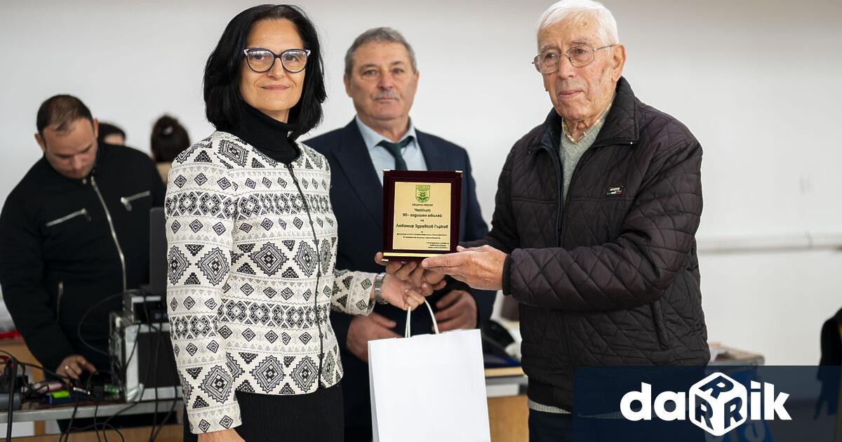 Община Плевен получи дарение – метални пейки за оборудването на