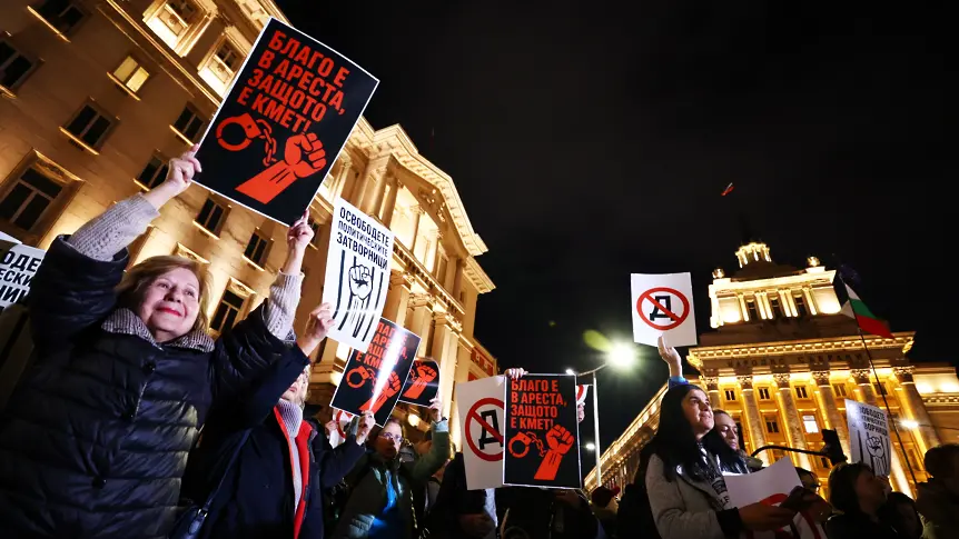 Голям протест пред сградата на Народното събрание срещу задържането на Благомир Коцев (ВИДЕО)