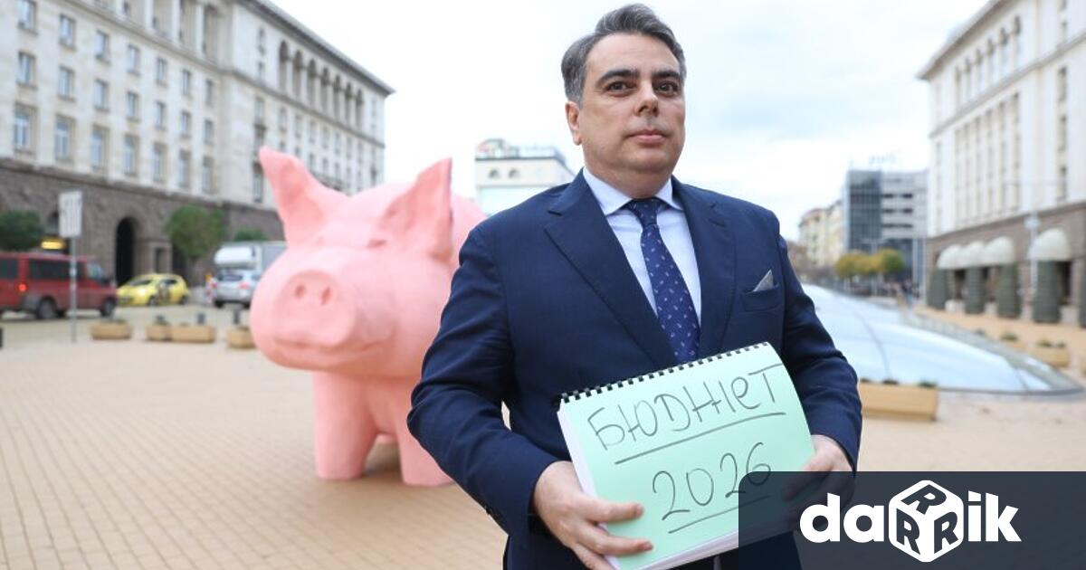 С поставяне на арт инсталация на прасе касичка пред сградата на