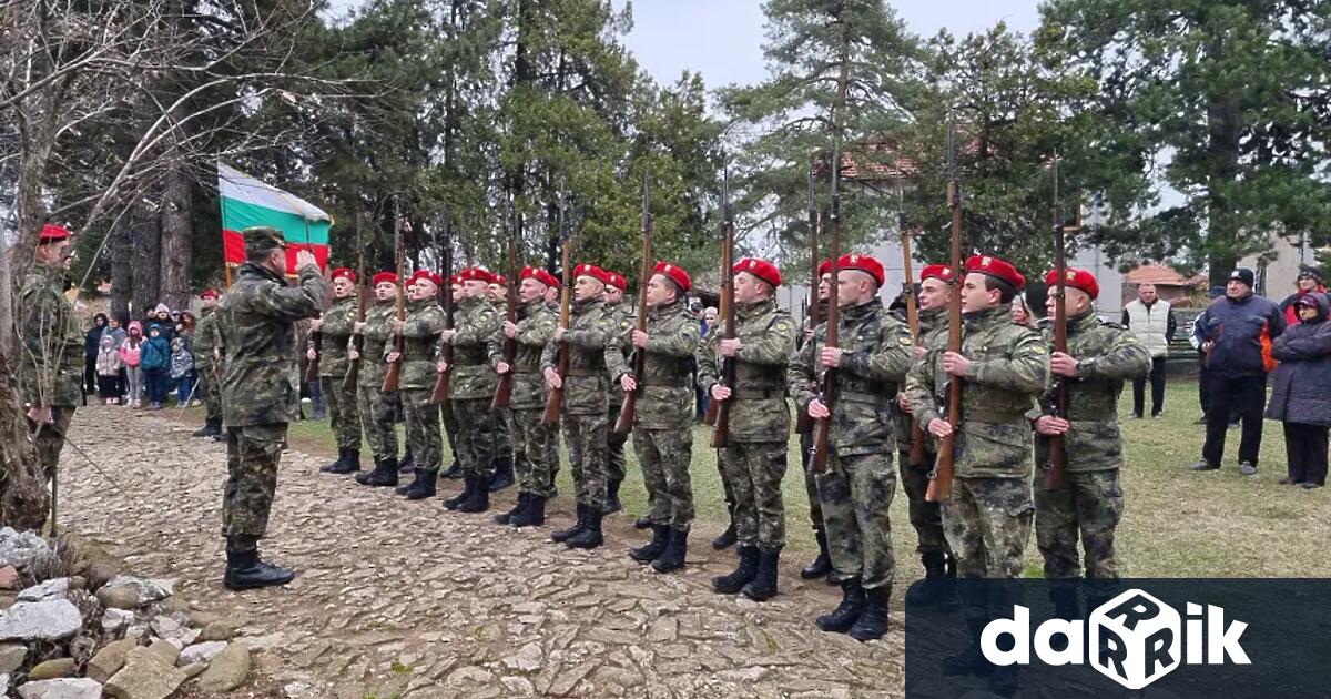 Сухопътните войски честват днес своя боен празник и ще отбележат