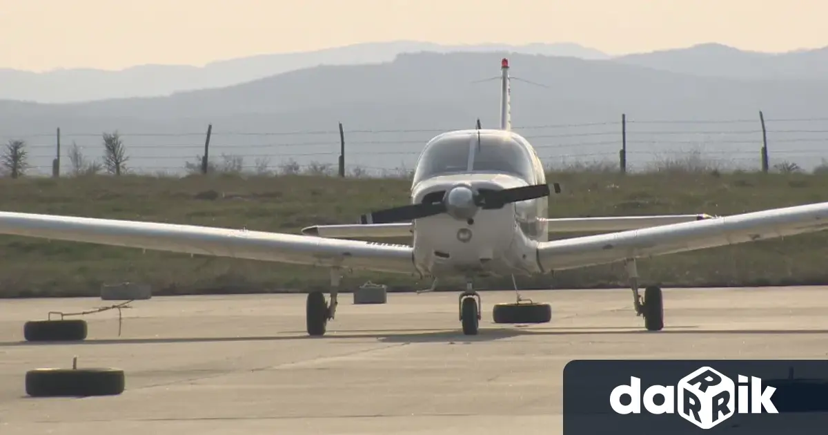 Малък спортен самолет е катастрофирал близо до летището Биково край