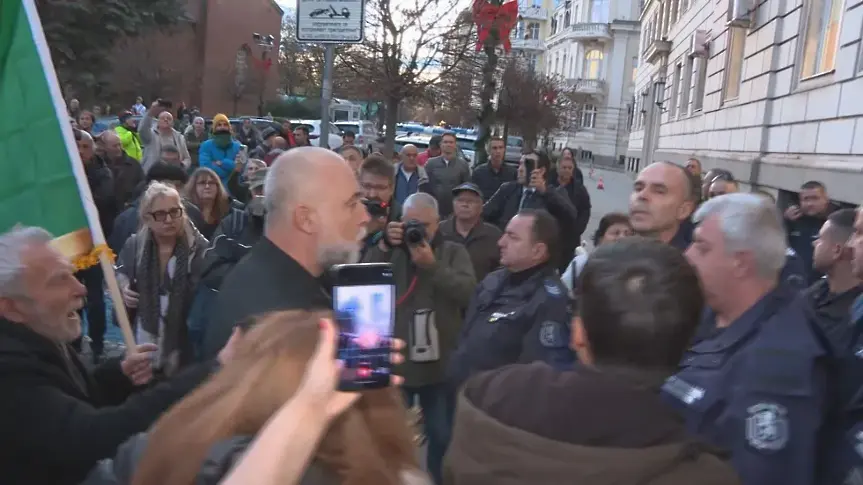 Напрежение пред Столична община на протеста срещу реформите за зоните