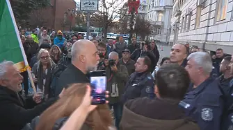 Напрежение пред Столична община на протеста срещу реформите за зоните