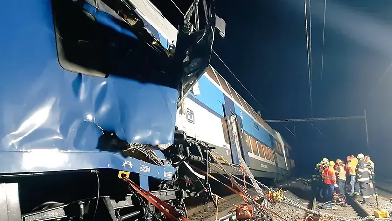 Четиридесет и двама души бяха ранени при сблъсък на два влака в Чехия