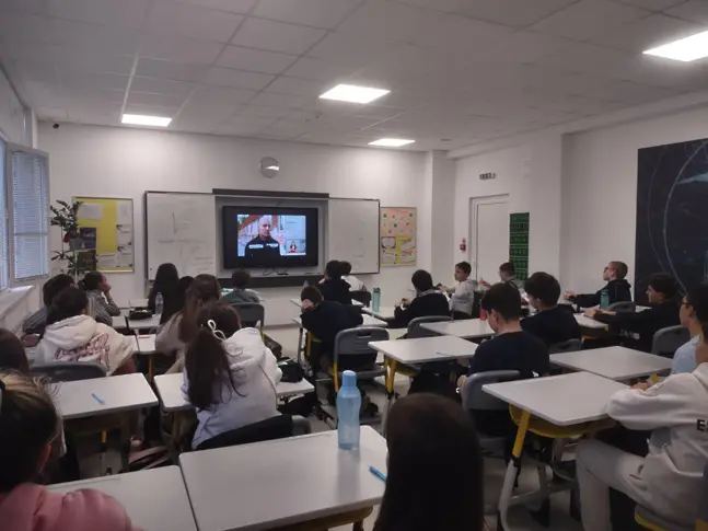 Ученици от ППМГ - Враца участваха в беседа за вредите от употребата на наркотици, енергийни напитки и тютюневи изделия