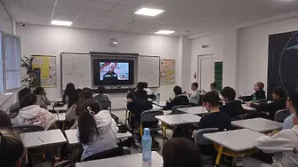 Ученици от ППМГ - Враца участваха в беседа за вредите от употребата на наркотици, енергийни напитки и тютюневи изделия