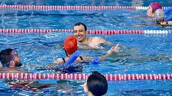 Кметът на София Терзиев плува заедно с деца с увреждания