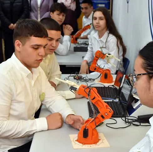 Управителят на област Плевен участва в откриването на STEM център в гимназия ‘Стефан Цанов’ в Кнежа