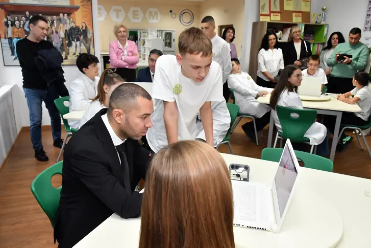 Управителят на област Плевен участва в откриването на STEM център в гимназия ‘Стефан Цанов’ в Кнежа