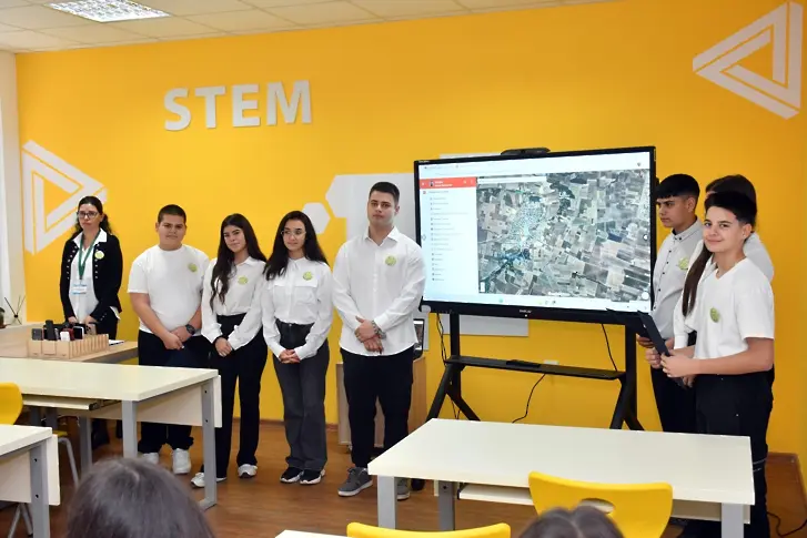 Управителят на област Плевен участва в откриването на STEM център в гимназия ‘Стефан Цанов’ в Кнежа