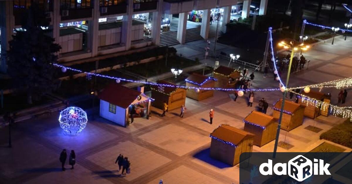 Търговци и производители на различни сувенири хранителни продукти и други