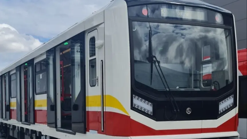 Първият от осемте нови влака за метрото вече е в София