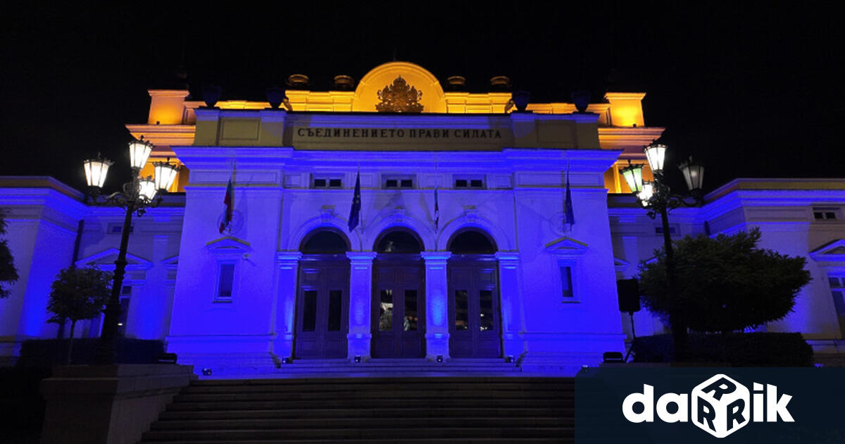 Историческата сграда на българския парламент беше осветена в синьо на