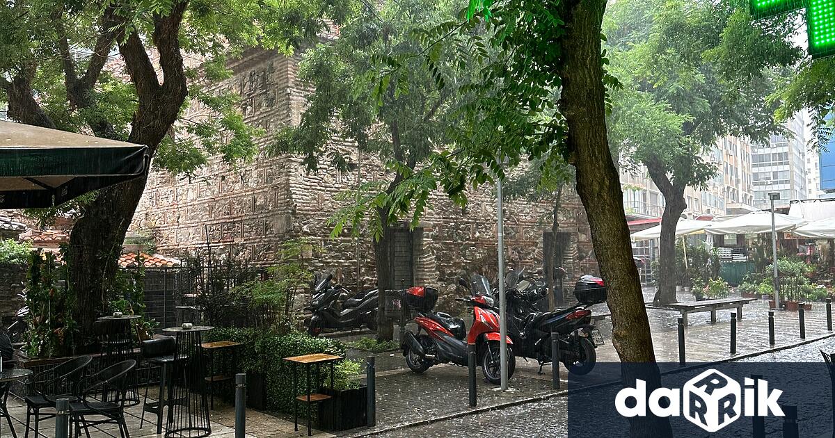 Проливните дъждове с Северозападна Гърция придружени с бурни ветрове продължават