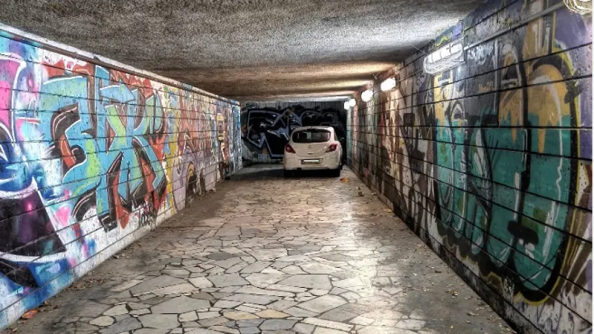 Автомобил паркира във варненски подлез 