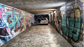 Автомобил паркира във варненски подлез 