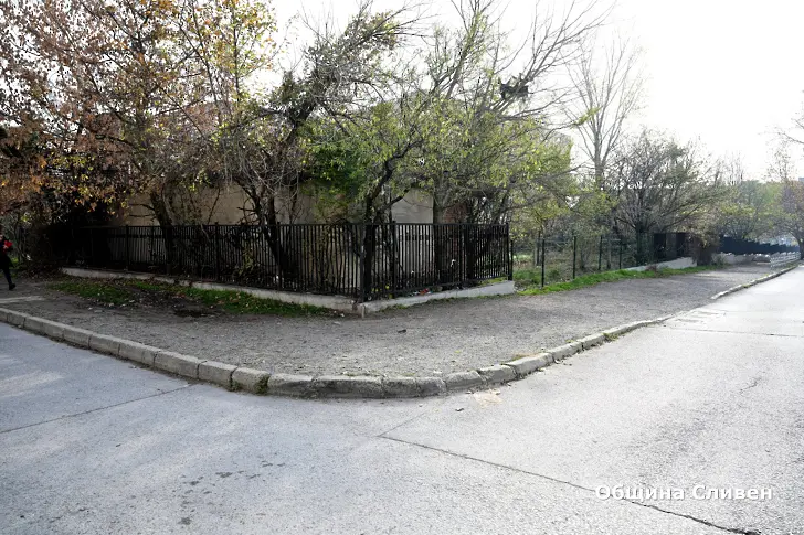 Започна ремонт на тротоарите около училище  „Елисавета Багряна“