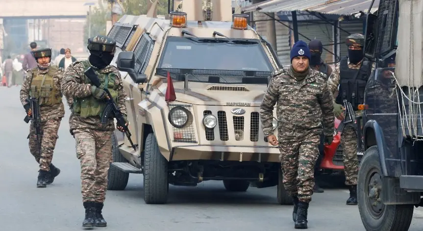 Девет загинали и 32 ранени при експлозия в полицейски участък в Кашмир