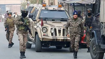 Девет загинали и 32 ранени при експлозия в полицейски участък в Кашмир