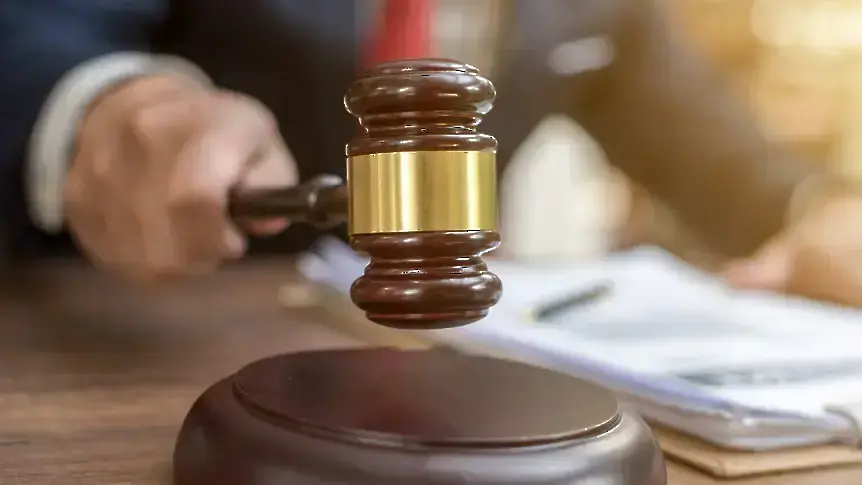 Напръскала служители със спрей и ги удряла: Осъдиха жена за агресия в магазин в Казанлък