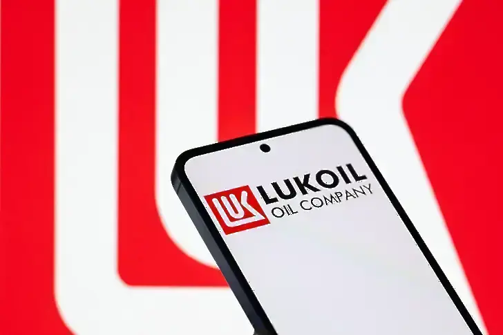 Днес влизат в сила американските санкции срещу „Лукойл“ и „Роснефт“