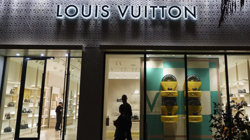 Като на филм: Кола се врязва в магазин на Louis Vuitton, трима маскирани го ограбват