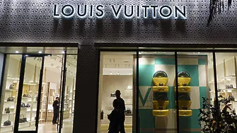 Като на филм: Кола се врязва в магазин на Louis Vuitton, трима маскирани го ограбват