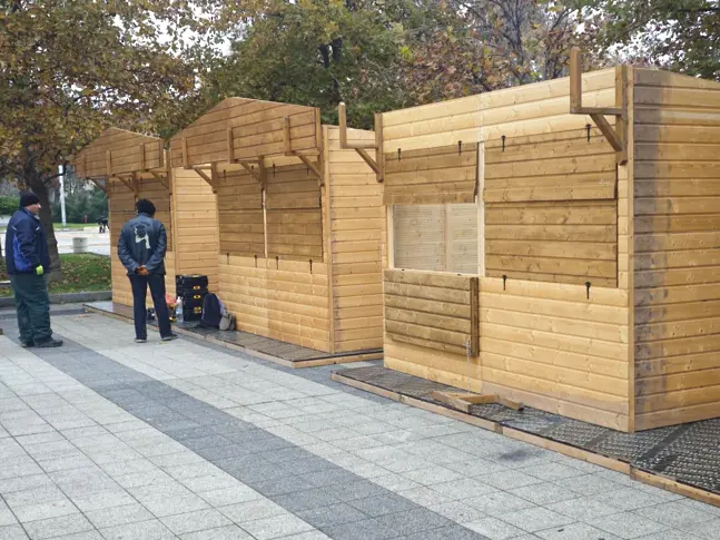 На 21 ноември: Община Плевен ще проведе втори търг за 5 незаети къщички в Коледното градче