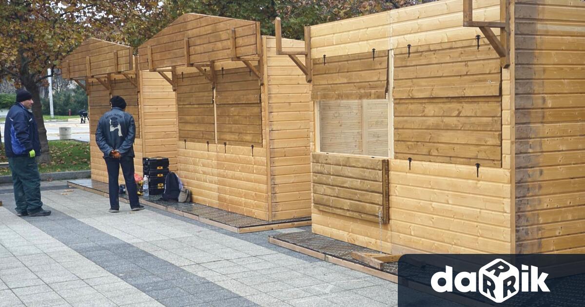 В Плевен започна изграждането на Коледното градче и поставянето на