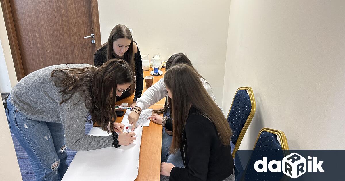 Учениците от ДФСГ Интелект Мая Въчковска Антония Ичева Зорница Атанасова