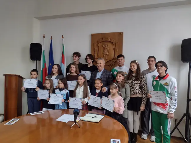 Кметът Златко Живков връчи стипендии на 15 деца с изявени дарби от Монтана