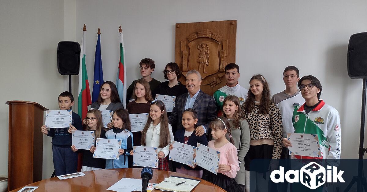 С два вида стипендии годишни и еднократни бяха отличени деца