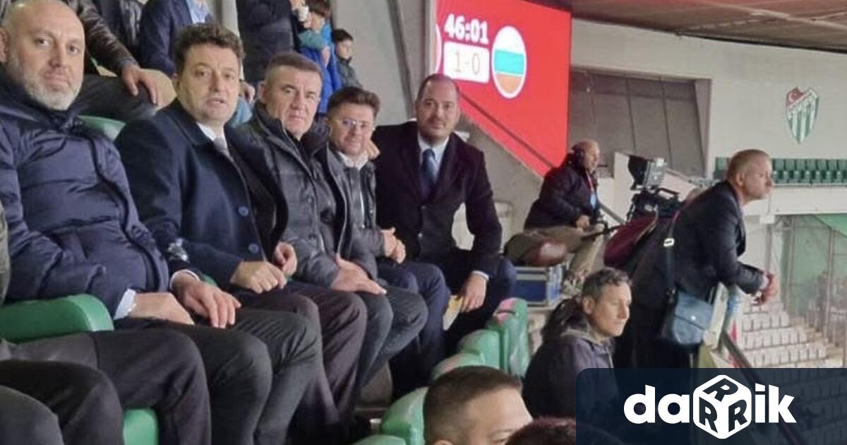 Депутати от ДПС Ново начало намело с Калин Стоянов гледаха мача