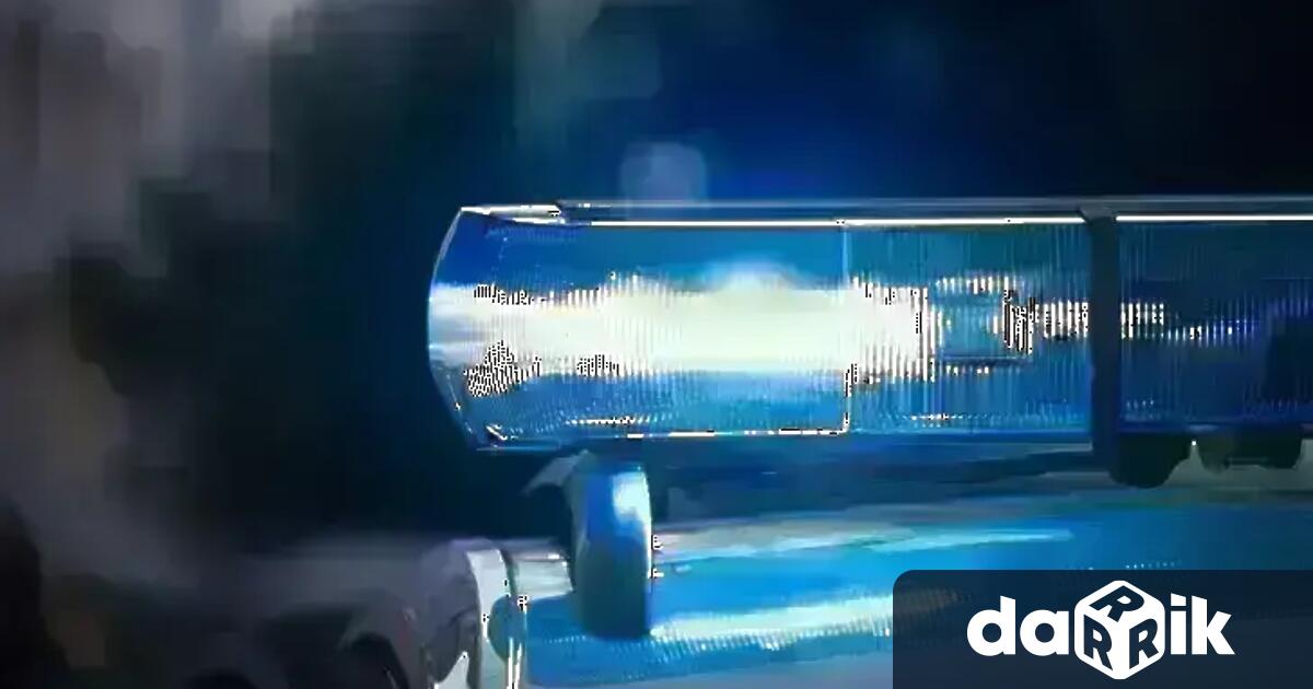 Задържани са двама мъже за извършване на въоръжен грабеж над