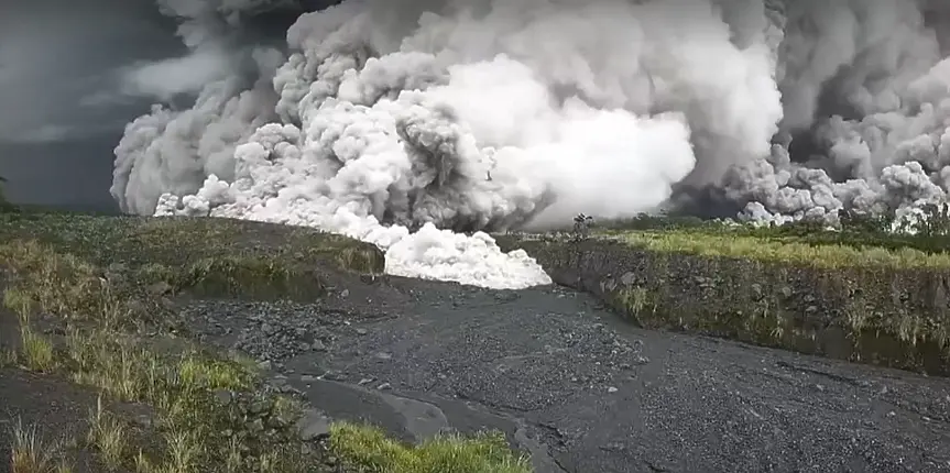 Заради изригнал вулкан обявиха най-висока степен на тревога на остров Ява