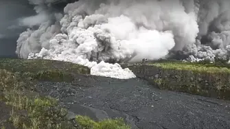 Заради изригнал вулкан обявиха най-висока степен на тревога на остров Ява