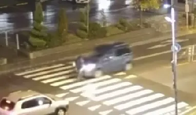 80-годишен шофьор помете мъж на пешеходна пътека в София (ВИДЕО 18+)