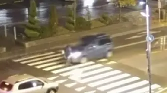 80-годишен шофьор помете мъж на пешеходна пътека в София (ВИДЕО 18+)