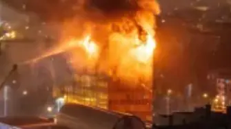 Голям пожар избухна в небостъргача на хърватския вестник „Вйесник“ в Загреб (ВИДЕО)