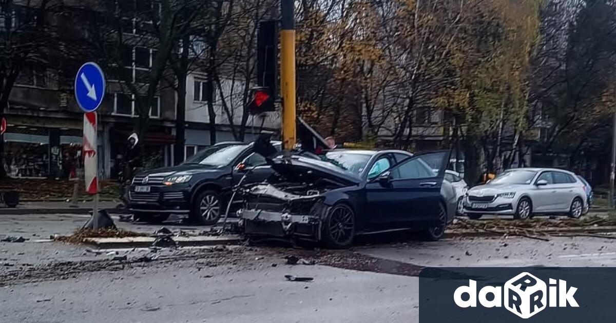 Деветнадесетгодишен шофьор на автомобил е пострадал при катастрофа на бул