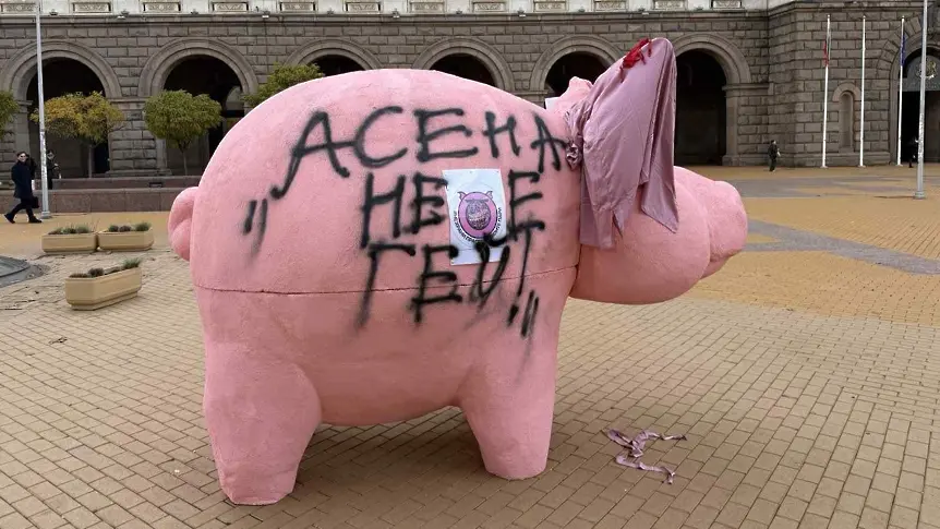 Розово прасе пред Партийния дом: От ДПС на Пеевски се засегнаха - напръскаха го със спрей (ВИДЕО)