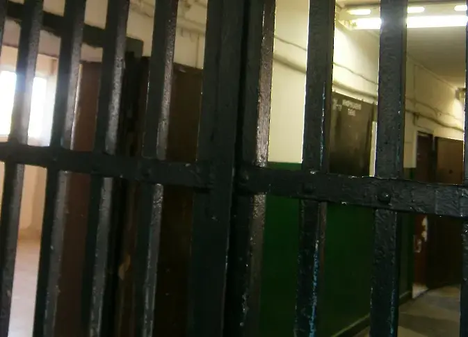 Петима надзиратели са задържани при изненадваща проверка във Варна