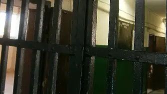 Петима надзиратели са задържани при изненадваща проверка във Варна