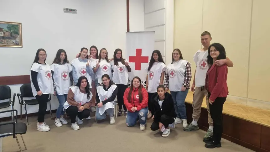 Младите червенокръстци от Тетевен преминаха базисно ниво на тема „Международно хуманитарно право“