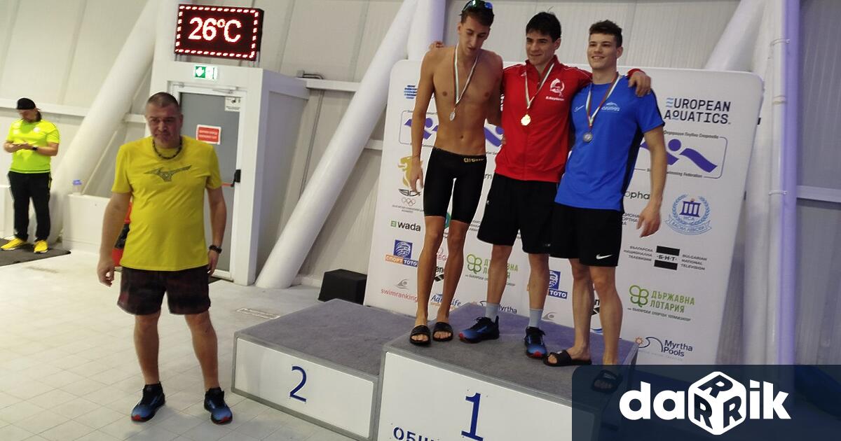 Състезателите на плувен клуб Аквазард Плевен Алекс Найденов и Дейвид