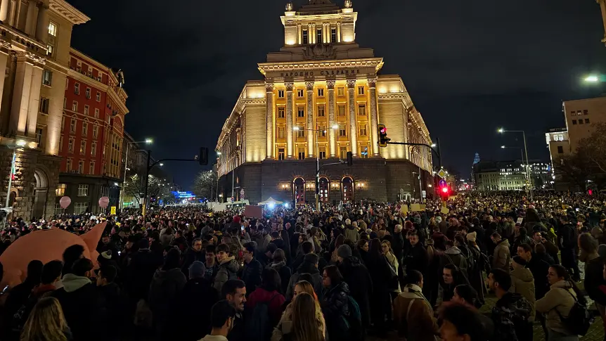 Напрежението на протеста ескалира, има автобус със спуснати гуми